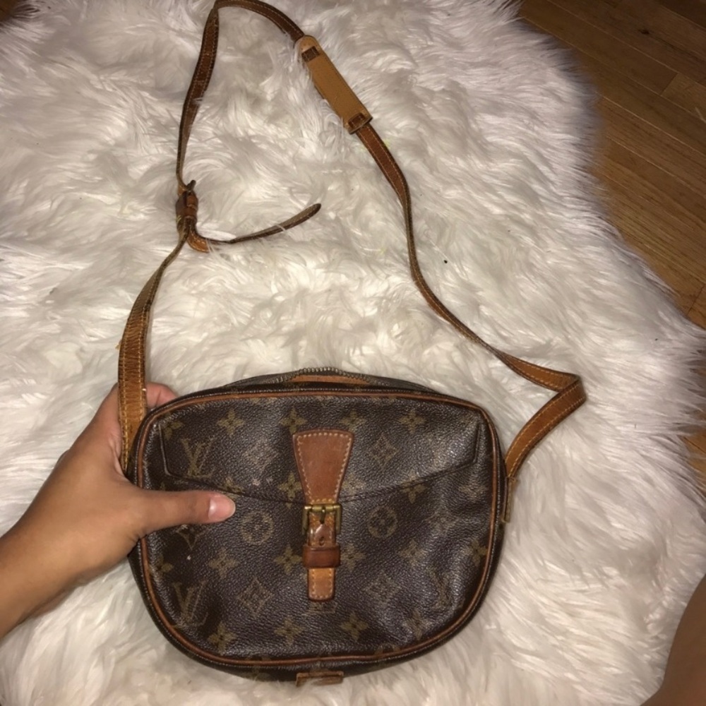Authentic Louis Vuitton vintage crossbody …